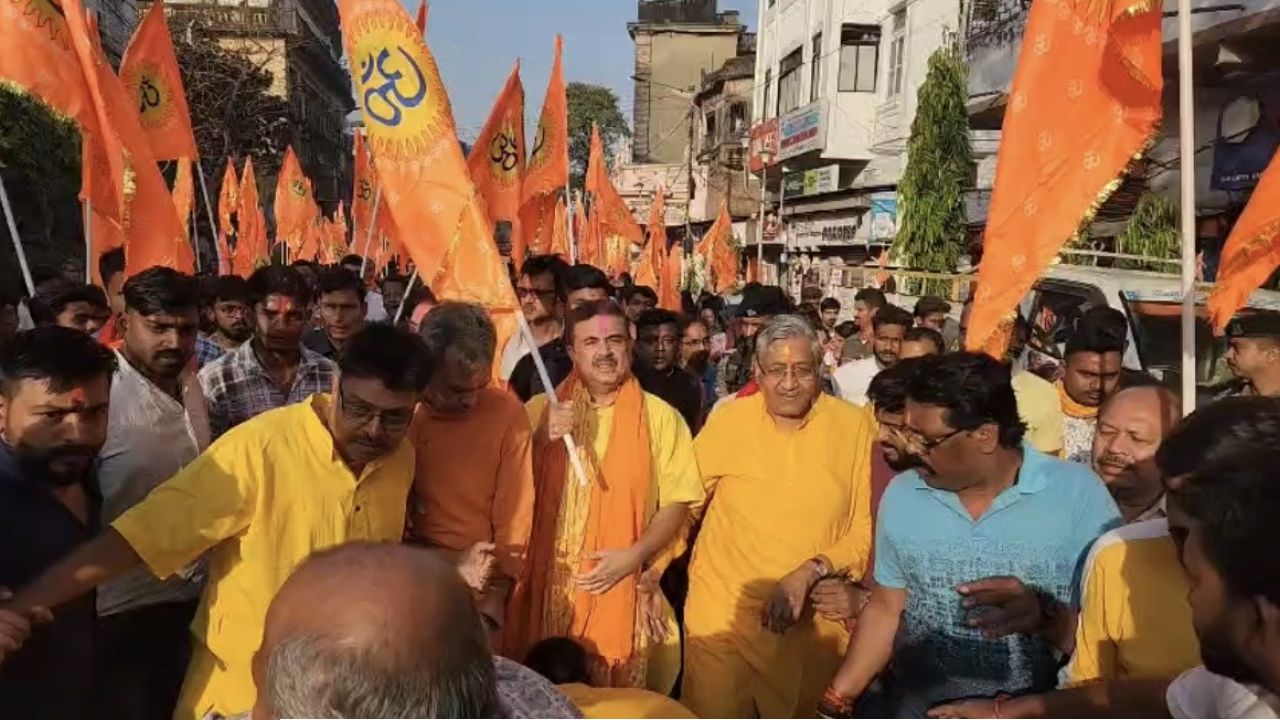 মমতার গড়ে শুভেন্দুর হোলি: ‘ওয়ার রুম’ থেকে আবির খেলা, ভবানীপুরে কি তবে এবার হাইভোল্টেজ লড়াই?