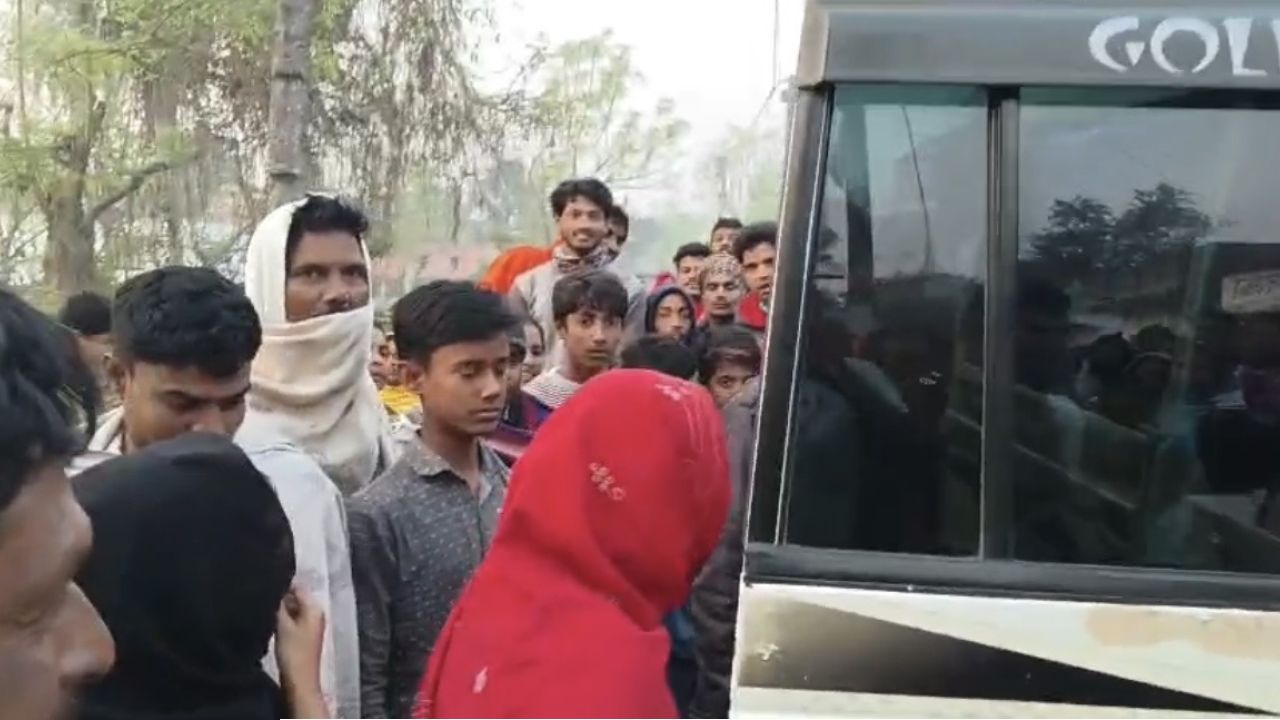 ছেলেধরা’ সন্দেহে মহিলাকে বাঁশ-লাঠি দিয়ে মারধর, আশঙ্কাজনক অবস্থায় হাসপাতালে ভর্তি