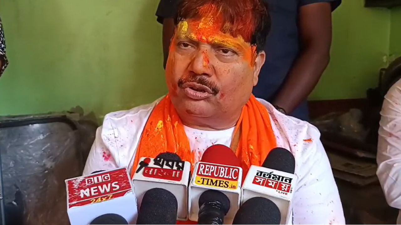 ব্যারাকপুরে অর্জুনের &lsquo;রঙিন&rsquo; মেজাজ: মজদুর ভবনের সামনে হোলি উৎসবে মাতলেন অনুগামীরা, তৃণমূলকে কড়া চ্যালেঞ্জ প্রাক্তন সাংসদের