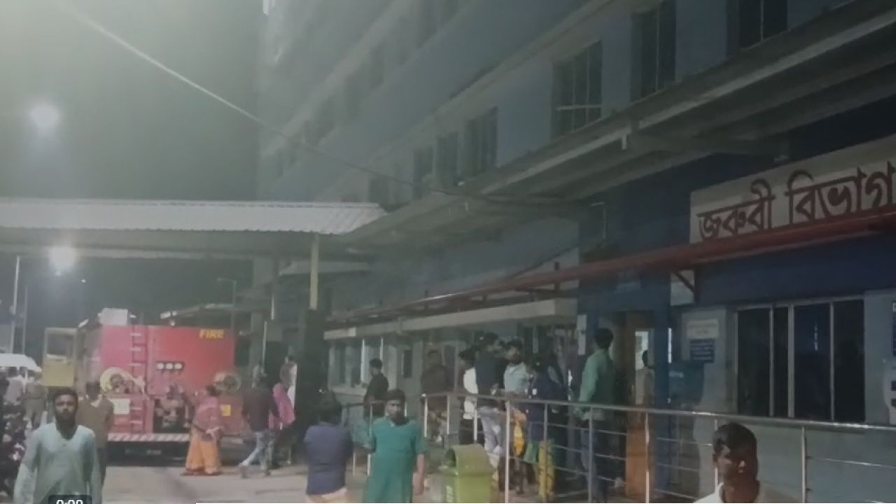 ডোমকল সুপার স্পেশালিটি হাসপাতালে ভয়াবহ আগুন: অল্পের জন্য রক্ষা পেলেন প্রসূতিরা, চাঞ্চল্য মুর্শিদাবাদে