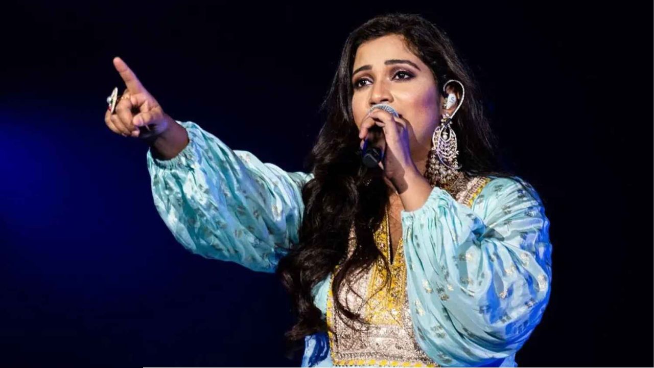 অরিজিতের পথে শ্রেয়া! আর ‘চিকনি চামেলি’র মতো গান নয়, বড় ঘোষণা গায়িকার
