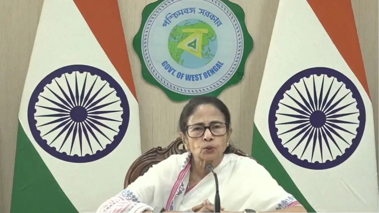 ভোটের আগে নবান্নে বড় রদবদল! জেলাশাসক থেকে পুরকমিশনার&mdash; একঝাঁক আমলা বদলি 
