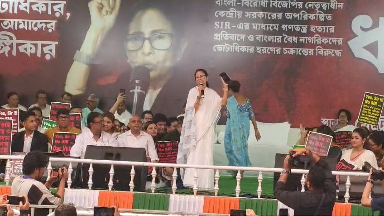 মমতার ধরনামঞ্চে বিজেপির লিফলেট বিলি! ষড়যন্ত্রের অভিযোগে সরব মুখ্যমন্ত্রী, দ্রুত এফআইআর-এর নির্দেশ