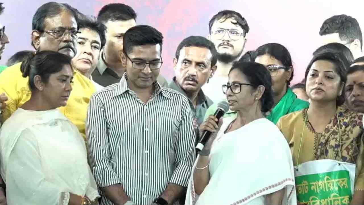 সুপ্রিম কোর্টের নির্দেশে ‘মানুষের জয়’! অভিষেকের আবেদনে ৫ দিন পর ধরনা তুললেন মমতা