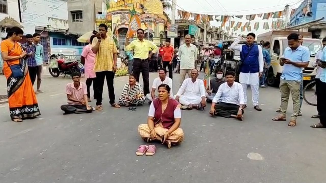 বিজেপি নেতাকে গুলিকাণ্ডে উত্তাল গঙ্গাসাগর, ব্লক অফিসের সামনে পথ অবরোধ