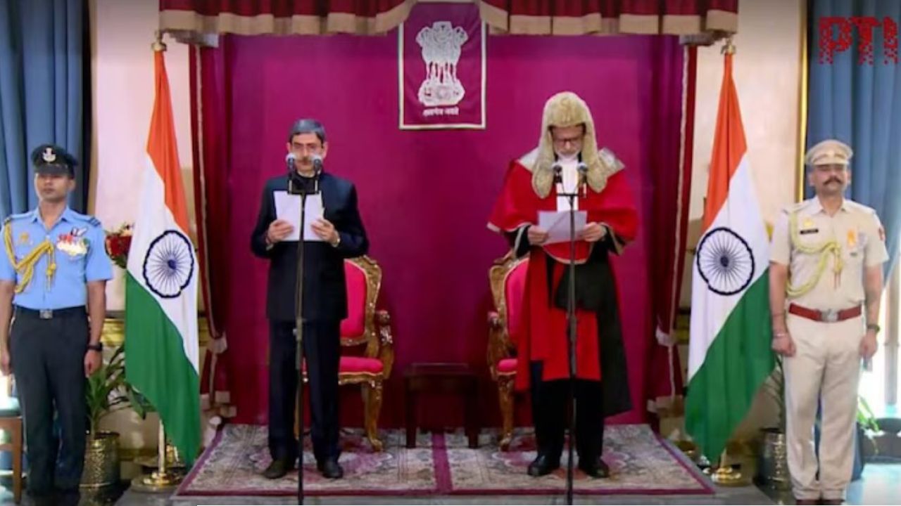 রাজ্যের নতুন রাজ্যপাল হিসেবে শপথ নিলেন রবীন্দ্র নারায়ণ রবি, লোকভবনের অনুষ্ঠানে উপস্থিত মুখ্যমন্ত্রী