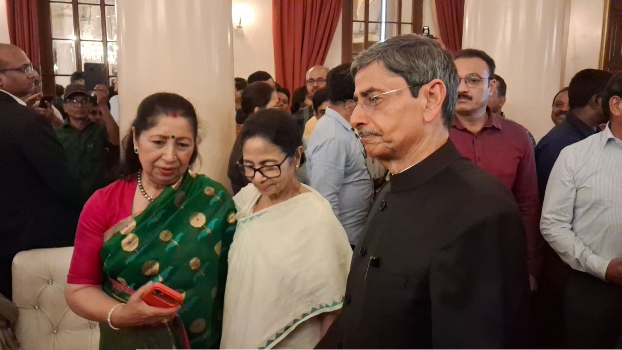 লোকভবনে সৌজন্যের আবহ! শপথ শেষে নতুন রাজ্যপালকে কী বার্তা দিলেন মুখ্যমন্ত্রী মমতা?