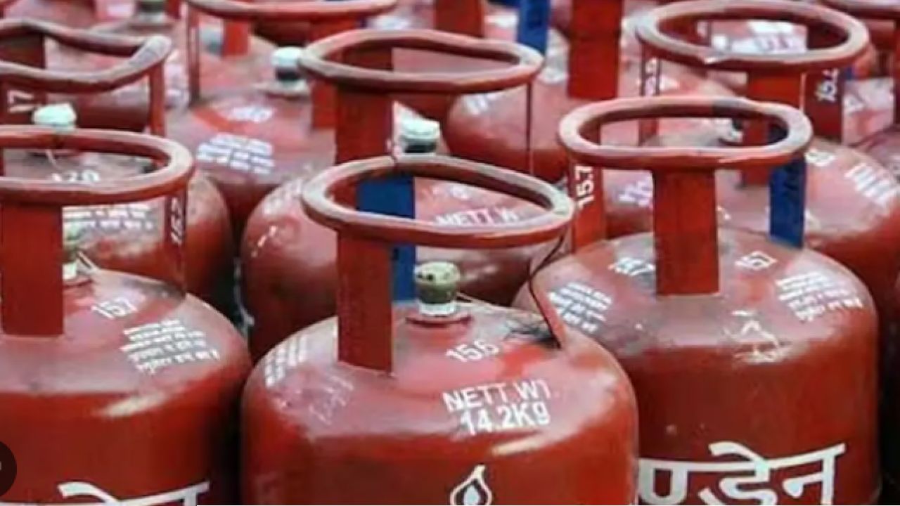 LPG নিয়ে হাহাকার: ১৯০০ টাকার সিলিন্ডার বিকোচ্ছে ২৫০০ টাকায়! দেশজুড়ে তুঙ্গে গ্যাসের কালোবাজারি
