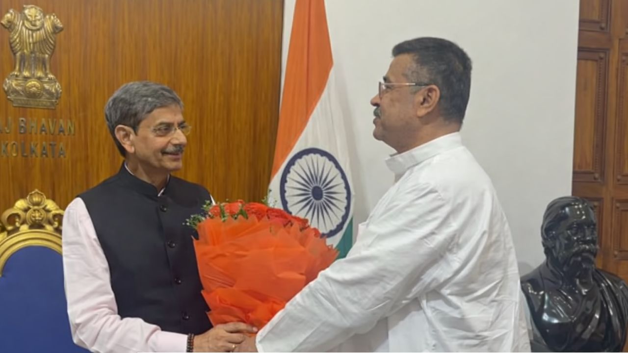 গেরুয়া গোলাপ ও গীতা হাতে নতুন রাজ্যপালের দ্বারে শুভেন্দু, নালিশ জানালেন &lsquo;রাষ্ট্রপতি অবমাননা&rsquo; নিয়ে