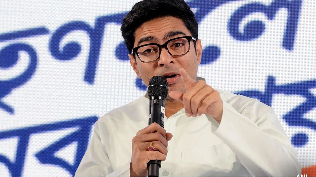 অভিষেকের &lsquo;পারফরম্যান্স&rsquo; নীতিতে কুপোকাত হেভিওয়েটরা: বাদ ৩৩ শতাংশ বিধায়ক, ১৫ জনের কেন্দ্রবদল