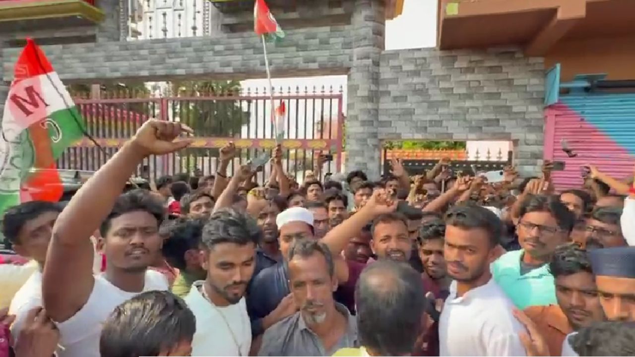 ক্যানিং পূর্বে ‘বহিরাগত’ প্রার্থী মানছে না কর্মীরা, শওকত মোল্লার বাড়ির সামনে টায়ার জ্বালিয়ে বিক্ষোভ!