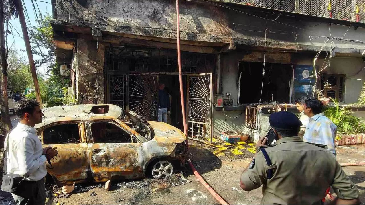 চার্জ দেওয়ার সময় বৈদ্যুতিক গাড়িতে বিস্ফোরণ! ইন্দৌরে মৃত ৯, দিল্লির বহুতলেও বিধ্বংসী অগ্নিকাণ্ডে প্রাণ হারালেন ৭ জন