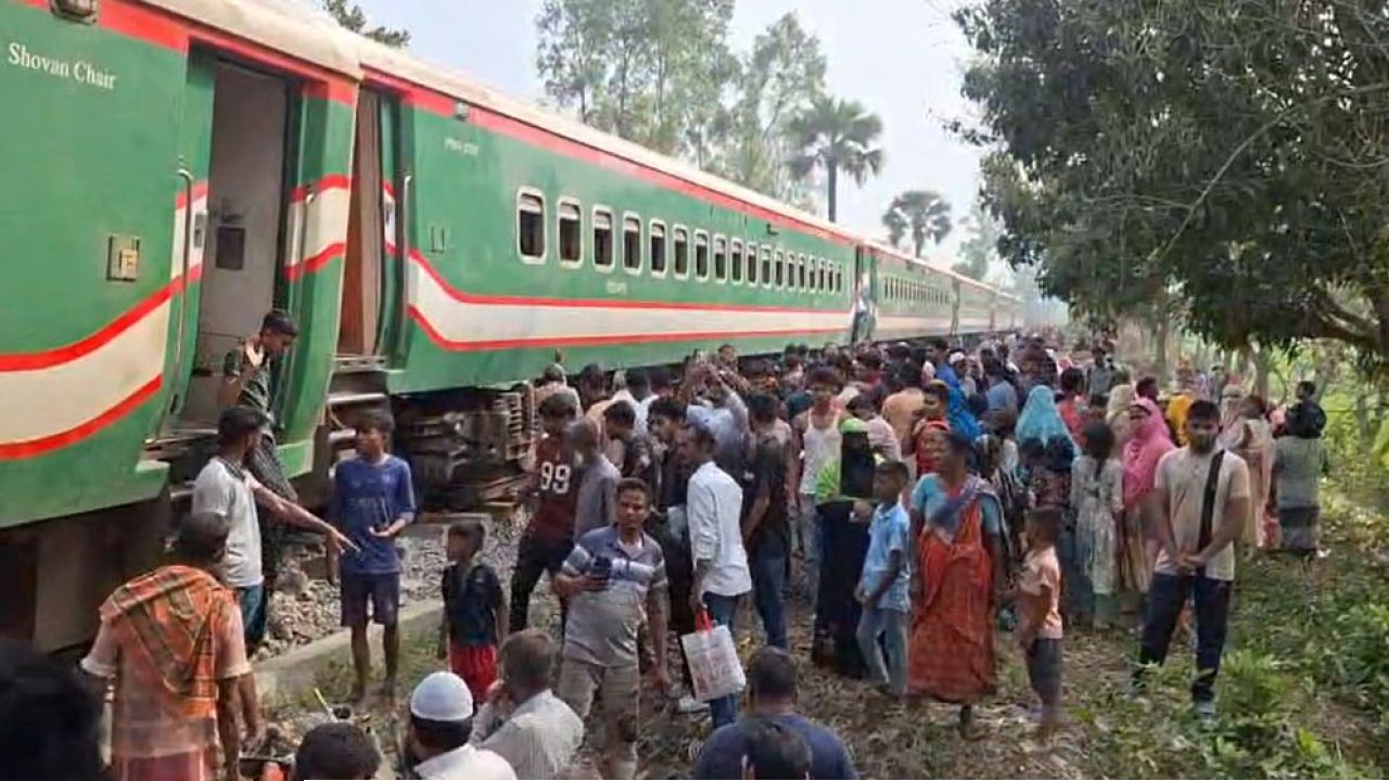 নীলসাগর এক্সপ্রেস লাইনচ্যুত; ঢাকার সঙ্গে উত্তরবঙ্গের রেলযোগাযোগ বন্ধ