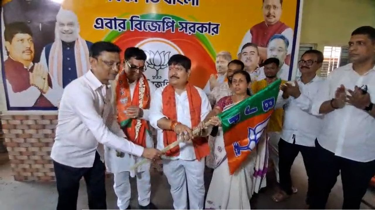 ভোটের মুখে ফের ভাঙন তৃণমূলে! অর্জুন সিংয়ের হাত ধরে পদ্মশিবিরে উত্তর ব্যারাকপুরের কাউন্সিলর শ্রাবণী কাশ্যপি