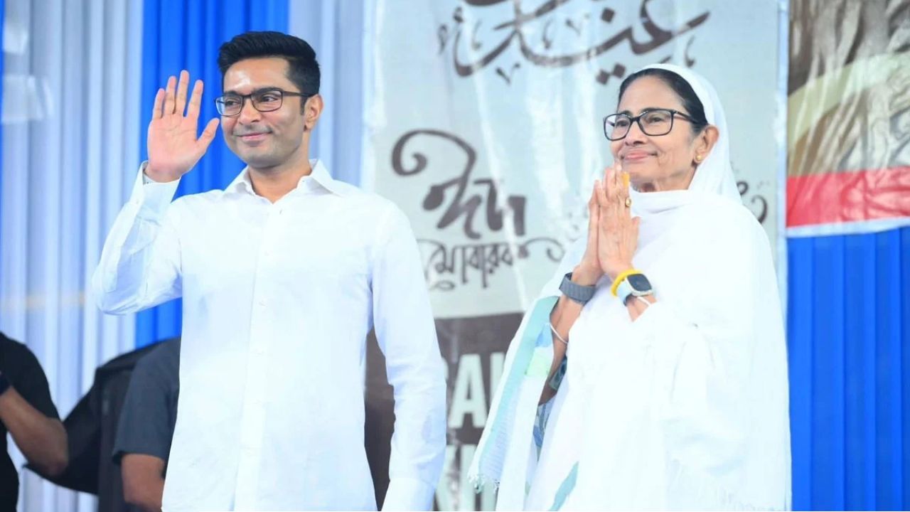 &lsquo;অধিকার কেড়ে নিতে দেব না!&rsquo; রেড রোডে ইদের মঞ্চ থেকে বিজেপি-কমিশনকে কড়া বার্তা মমতার