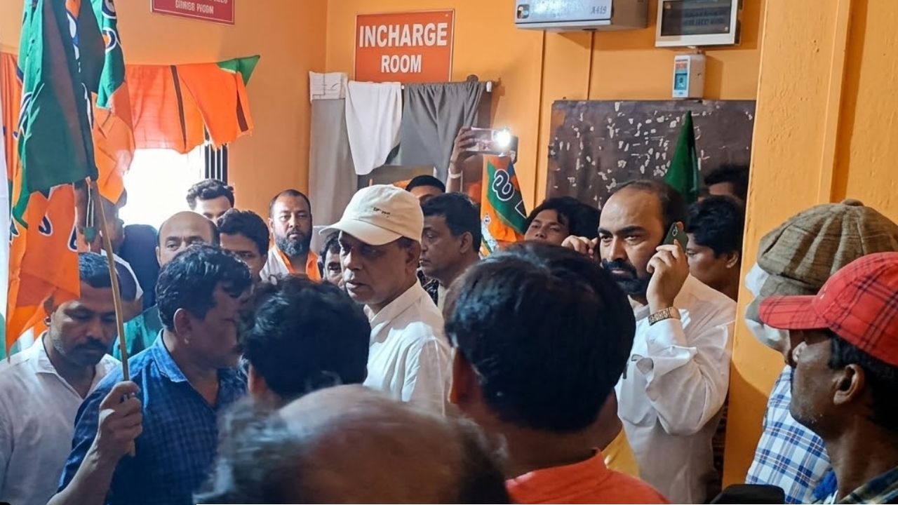 বিজেপির প্রার্থী তালিকা ঘিরে রণক্ষেত্র খড়্গপুর! জেলা কার্যালয়ে ভাঙচুর