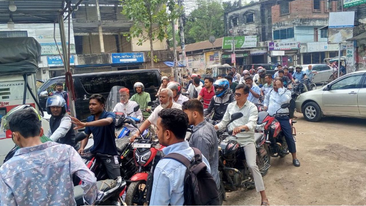 তেল সঙ্কটে অচল রংপুর!
