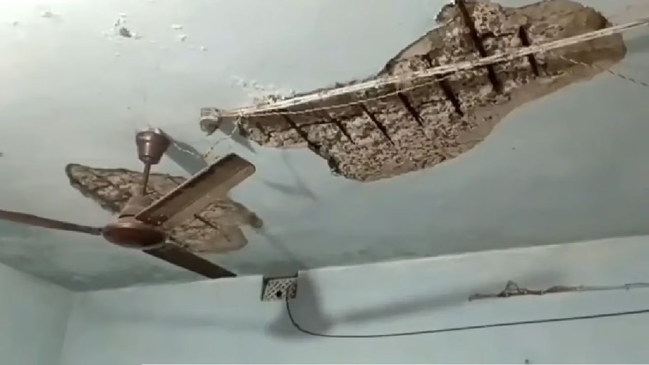 খসে পড়ল সরকারি কোয়ার্টারের ছাদের চাঙড়, প্রাণ গেল চারমাসের শিশুর!