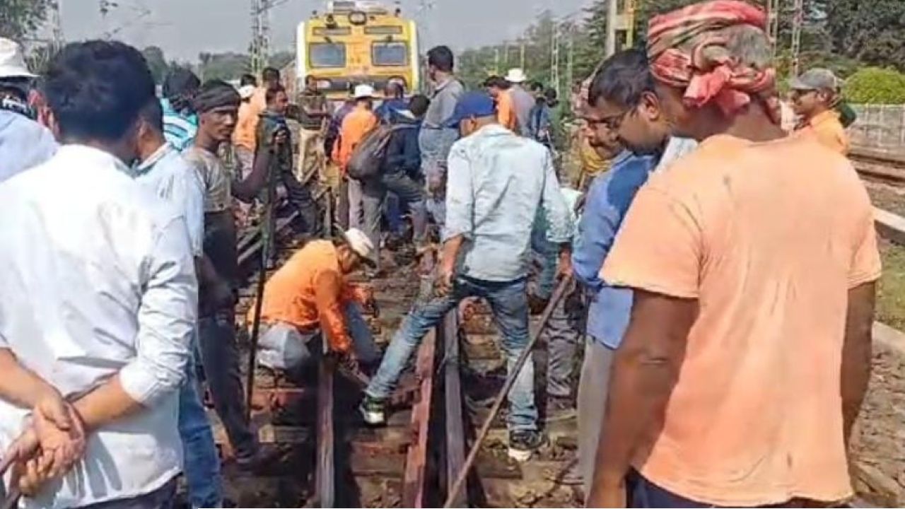 সকালে বনগাঁ লাইনে মহাবিপর্যয়! পয়েন্ট বিকল হয়ে ঠাকুরনগর-চাঁদপাড়ায় ঘণ্টার পর ঘণ্টা থমকে ট্রেন