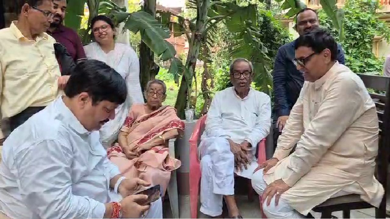 ভোটের মুখে ব্যারাকপুরে রাজনৈতিক সমীকরণ! ‘রাজনৈতিক অভিভাবক’ তড়িৎ তোপদারের আশীর্বাদ নিলেন অর্জুন সিং