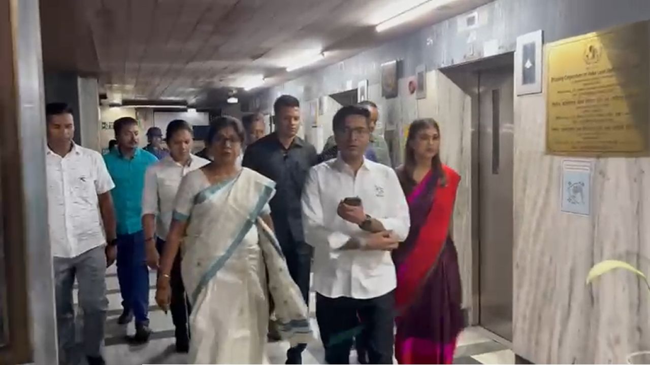 বৈধ ভোটারের নাম বাদ কেন? সিইও দপ্তরে অভিষেক, কমিশনের বাইরে তৃণমূলের বিক্ষোভ ঘিরে রণক্ষেত্র