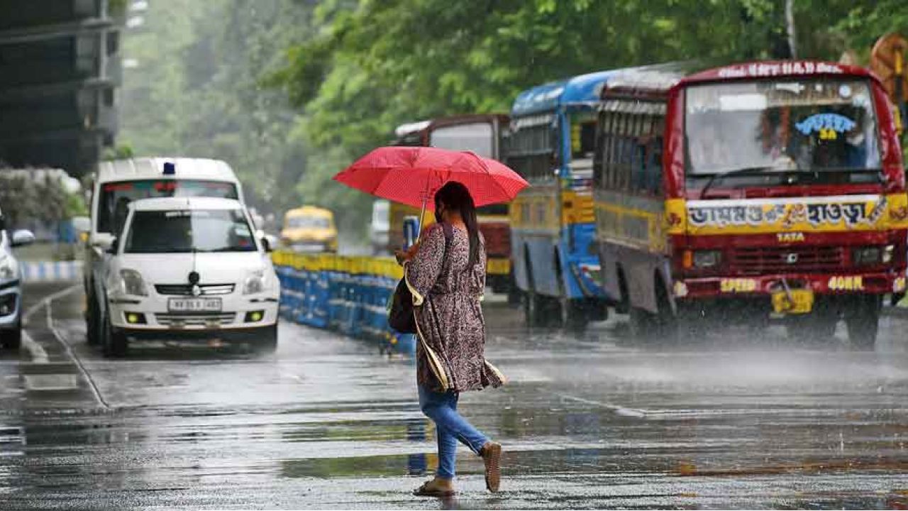 বুধেও দক্ষিণবঙ্গে বৃষ্টির তাণ্ডব, সাথে ৭০-৮০ কিমি বেগে ঝোড়ো হাওয়া! কবে দেখা মিলবে রোদের?