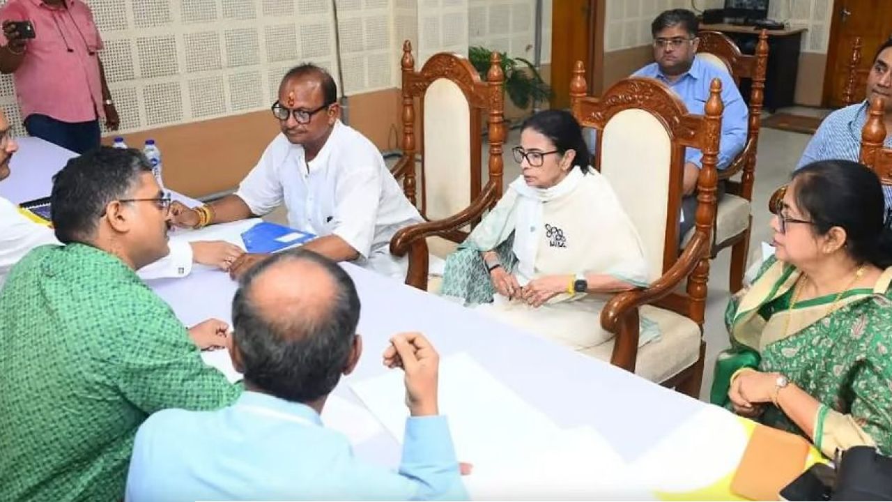 মনোনয়ন জমা দিতে এসেও  ভোটারতালিকা নিয়ে সরব মমতা!