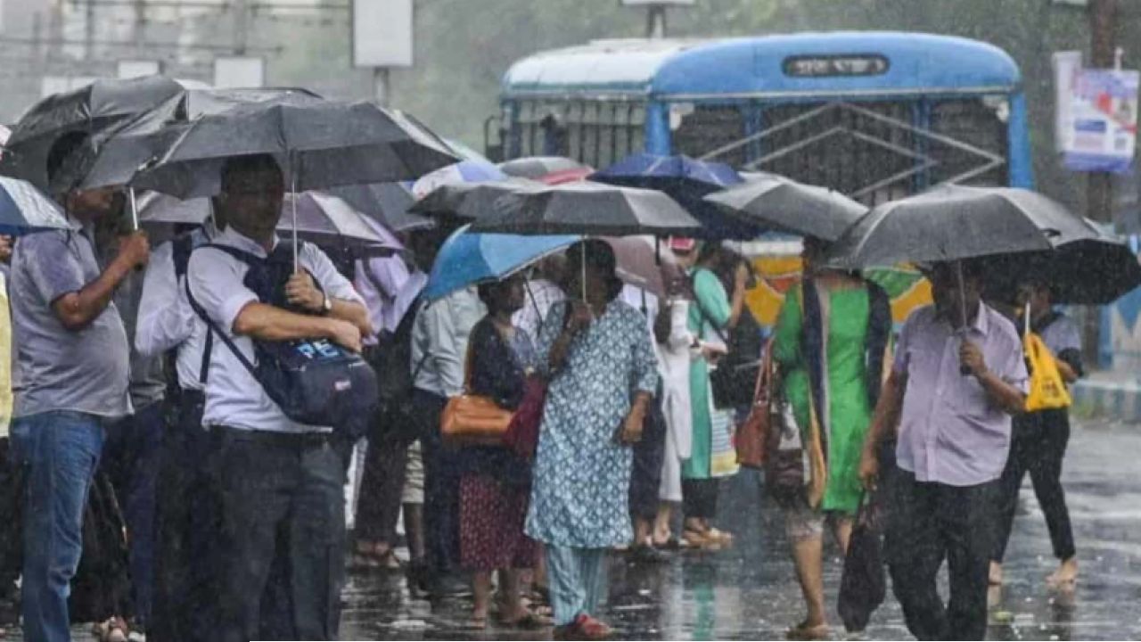 কালো মেঘে ঢাকছে আকাশ: ধেয়ে আসছে প্রবল কালবৈশাখী, দুর্যোগ কাটবে কবে?