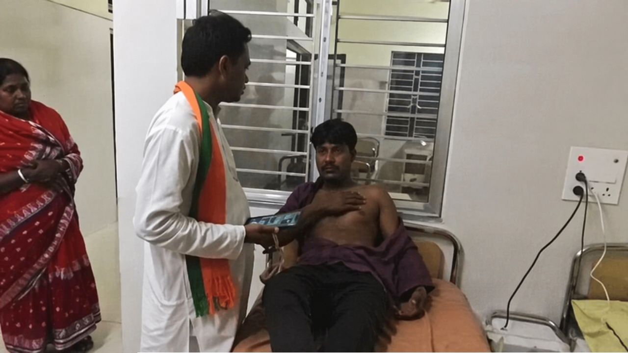 ভোটের মুখে রক্তক্ষয়ী গোসাবা: বিজেপির বৈঠকে ‘হামলা’, কর্মীকে টেনে-হিঁচড়ে নিয়ে গিয়ে মারধরের অভিযোগ!