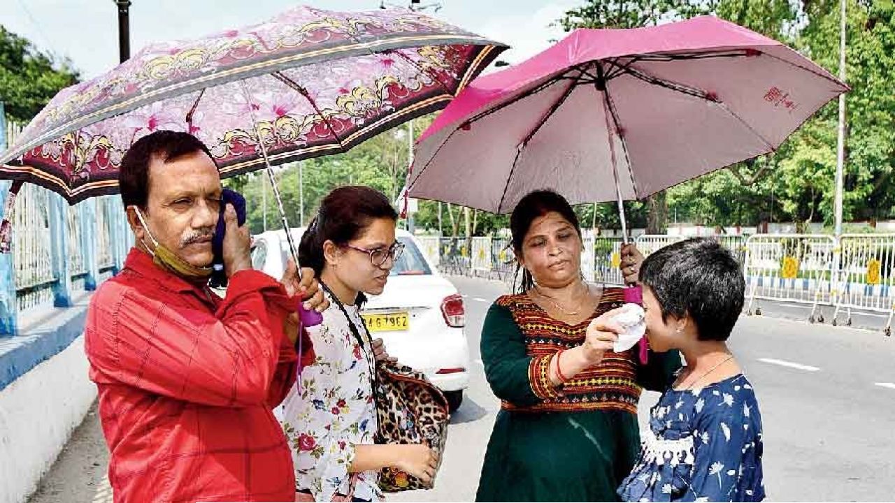 চৈত্র সেলে সঙ্গী প্যাচপ্যাচে গরম! ১ বৈশাখে কি ভিজবে বাংলা? জানুন আবহাওয়ার লেটেস্ট আপডেট