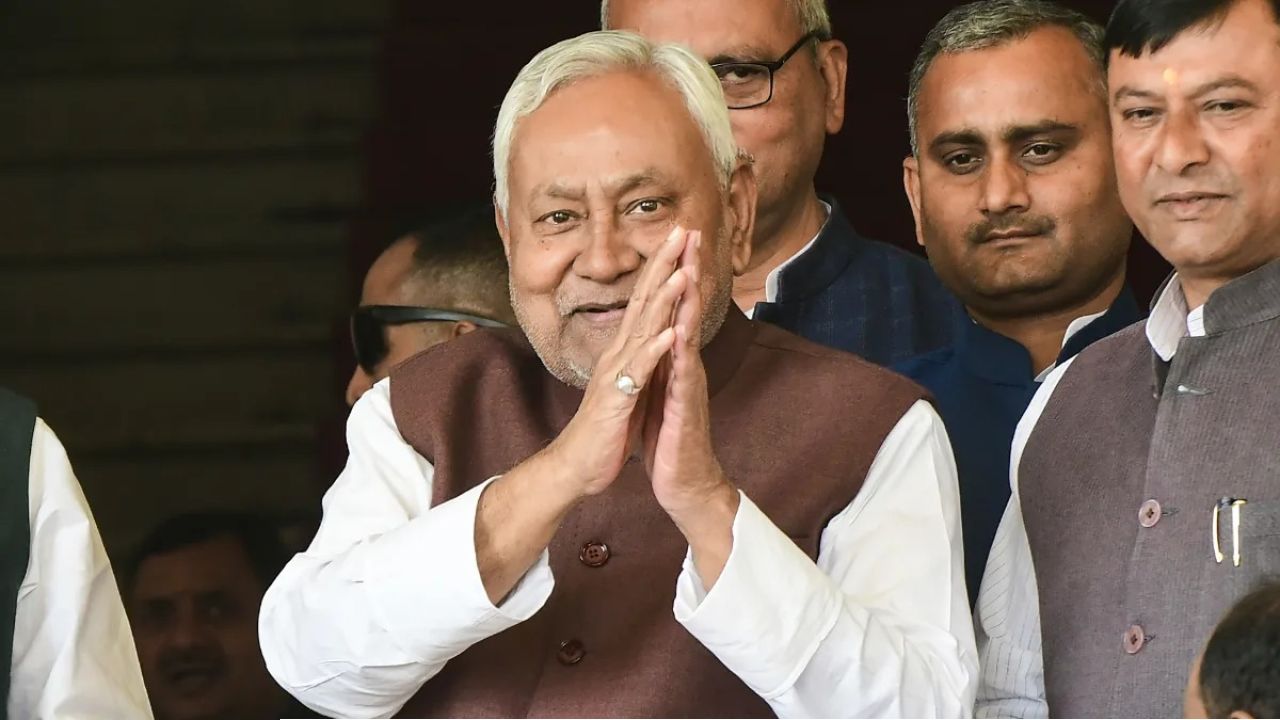 ইতিহাসের অবসান! ইস্তফা দিলেন নীতীশ কুমার, ২০ বছর পর কোন পথে বিহারের রাজনীতি? 