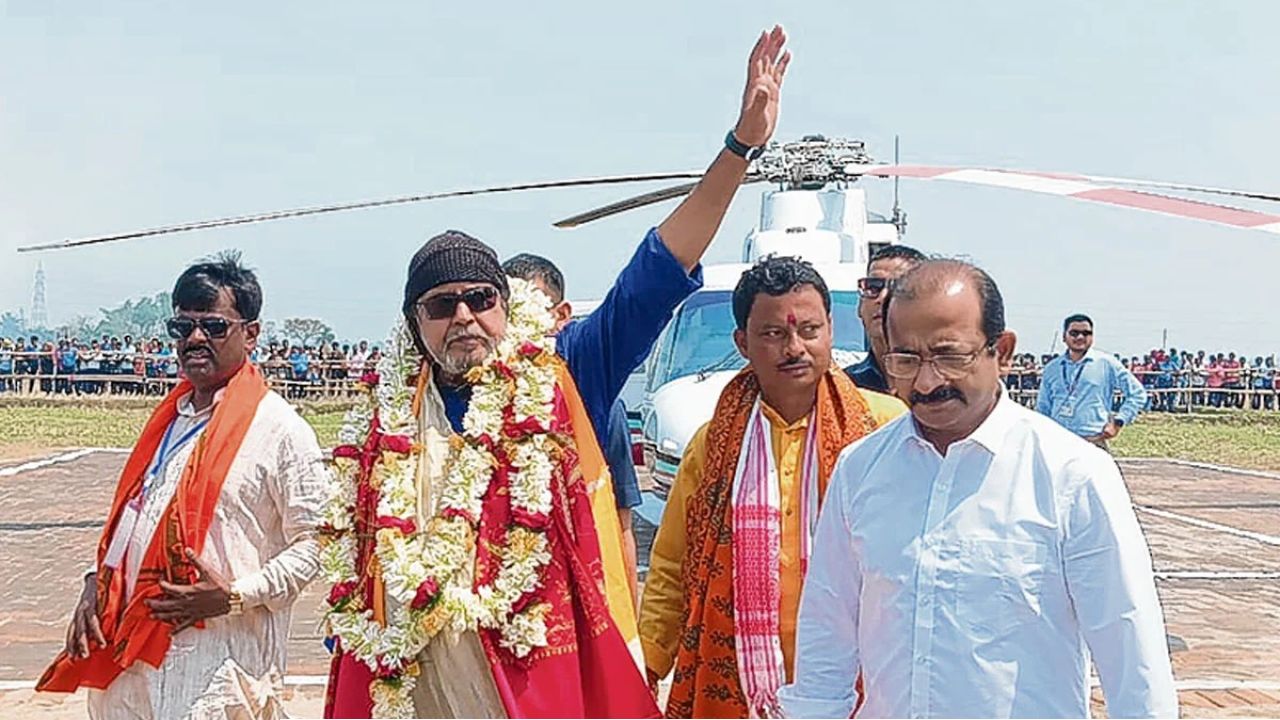 খাঁ খাঁ রোদে ঠায় অপেক্ষা, দেখাই দিলেন না ‘মহাগুরু’! ইন্দাসে মিঠুনের আচরণে বিরক্ত?