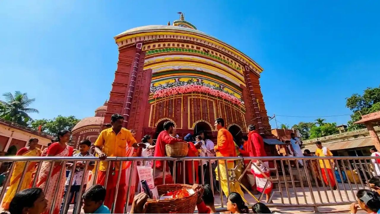 তারাপীঠে ভক্তের ঢল, জয়ের কামনায় ডালা হাতে লাইনে হেভিওয়েট প্রার্থীরাও! কড়া নিরাপত্তায় চলছে পুজো