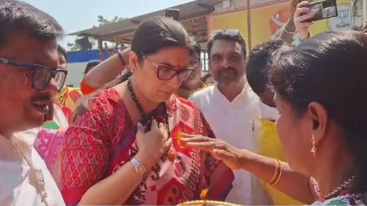 হুগলিতে মেজাজ হারালেন স্মৃতি ইরানি! আপ্যায়নে ‘ত্রুটি’ না কি বিজেপির গৃহযুদ্ধ? সভা ফেলেই চম্পট নেত্রীর!