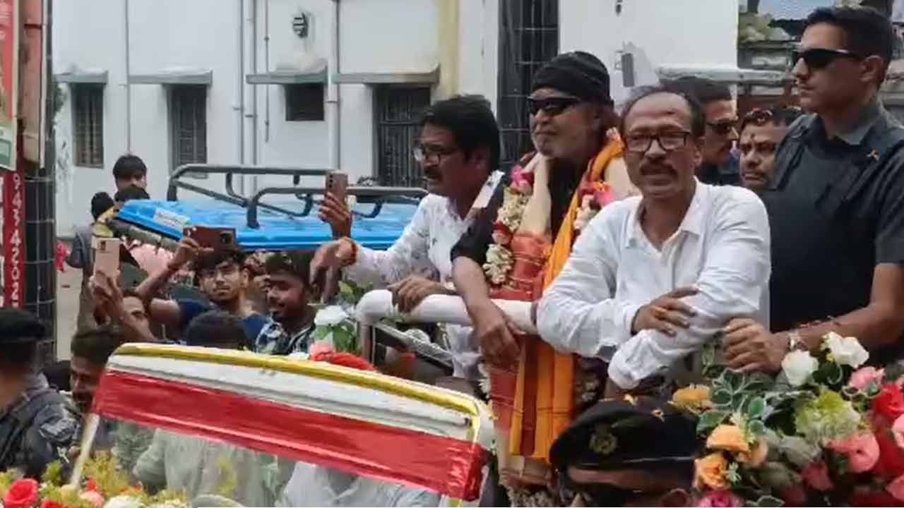 বহরমপুরে বিজেপি প্রার্থীর প্রচারের মাঝেই অসুস্থ মিঠুন! তড়িঘড়ি ফিরলেন কলকাতায়