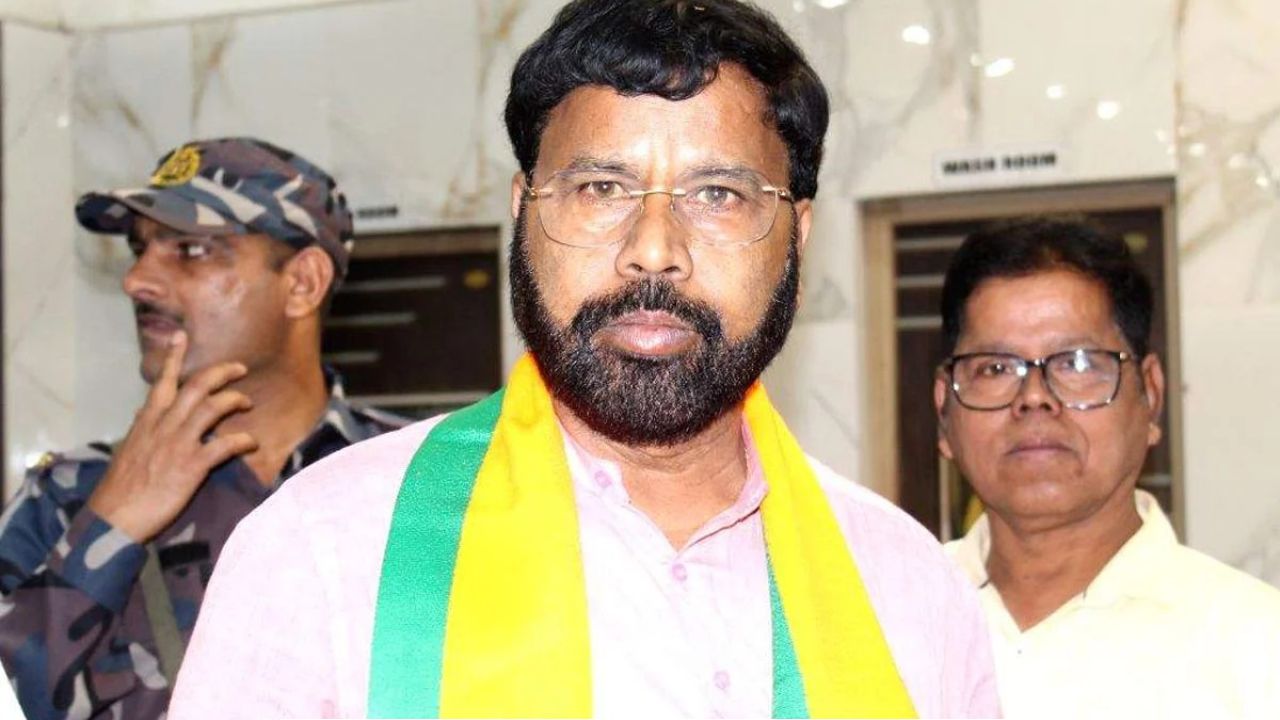 বাসে-বাসে সাঁটানো বিজেপি প্রার্থীর &lsquo;নগ্ন&rsquo; ছবি! ভোটের মুখে এআই-অশ্লীলতা নিয়ে সংঘাত চরমে