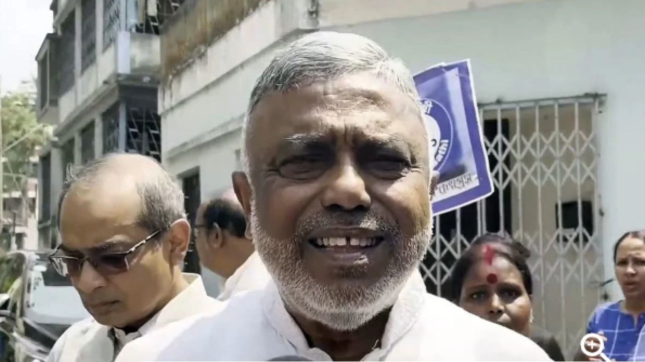 ভোটযুদ্ধের মাঝে এবার আয়কর হানা, সাতসকালে দেবাশিস কুমারের বাড়িতে কেন্দ্রীয় তৎপরতা