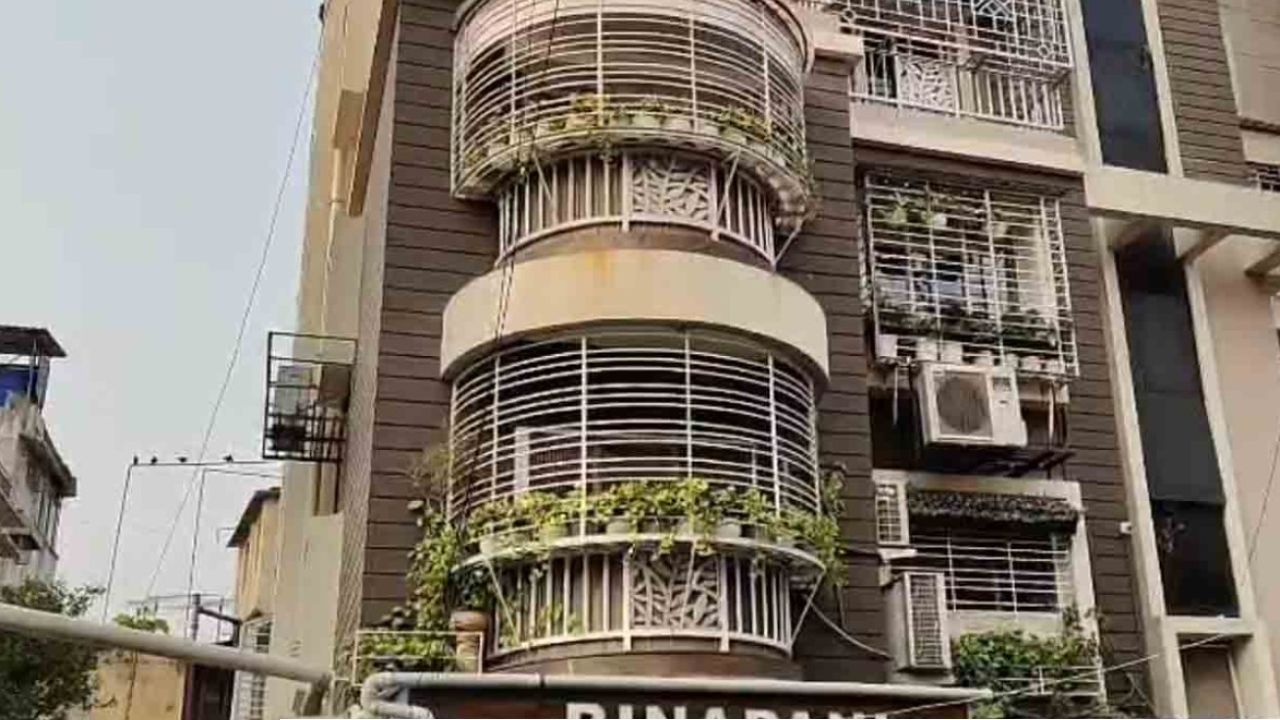 সাতসকালে শহর কলকাতায় ইডির হানা: ডিসি শান্তনু সিংহ বিশ্বাসের বাড়ি ও বেহালায় ম্যারাথন তল্লাশি