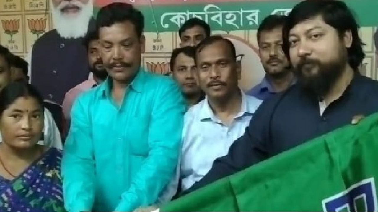 ভোটের মুখে পুরুলিয়া তৃণমূলে বড় ধস! ‘কর্পোরেট’ সংস্কৃতির অভিযোগে পদত্যাগ করে পদ্মশিবিরে দুই হেভিওয়েট নেতা