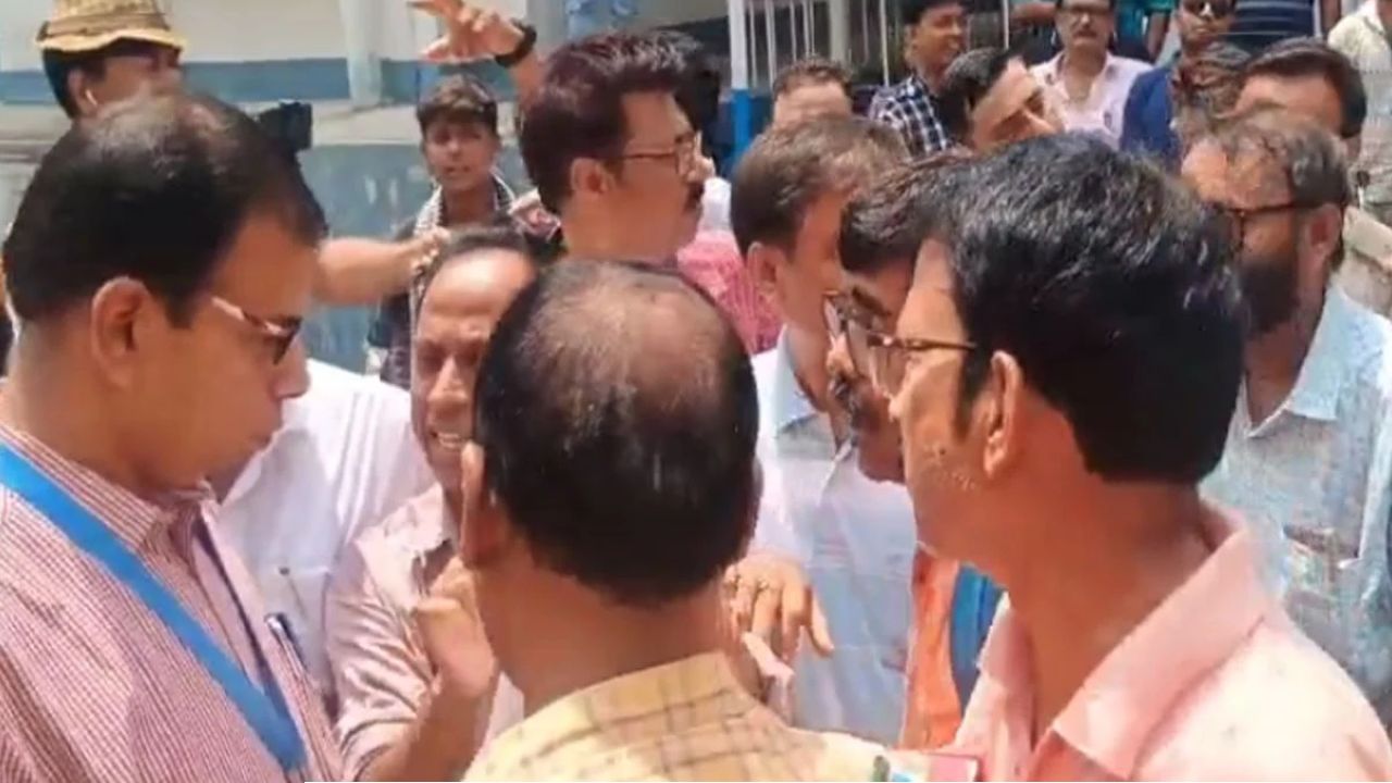 ভোট করাবেন কী, নিজেরাই ভোট দিতে পারছেন না! 'অধীর-গড়ে' ধুন্ধুমার, কমিশনের উপর চটে লাল বিজেপি প্রার্থী!