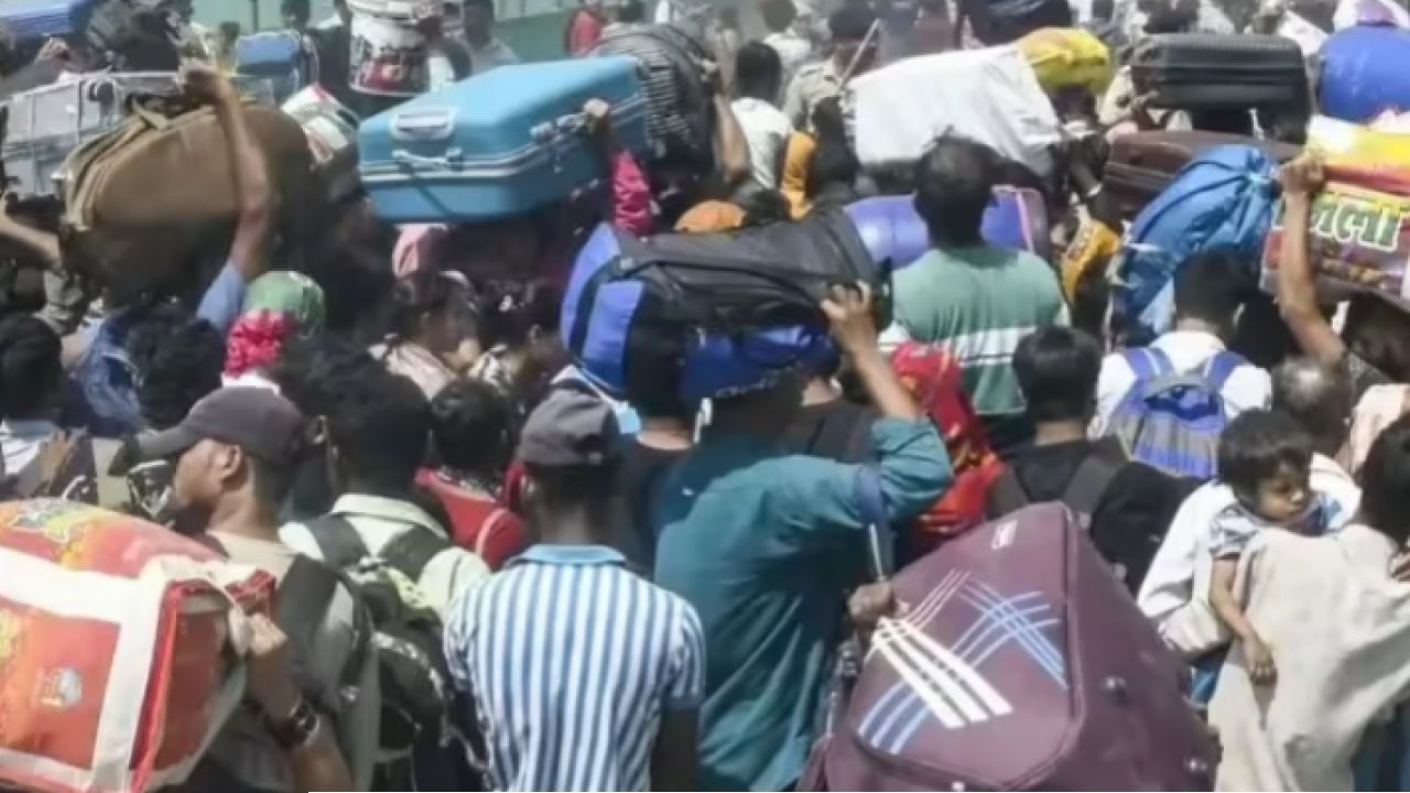মোদীর রাজ্যে ঘরে ফেরা পরিযায়ী শ্রমিকদের ওপর নির্মম লাঠিচার্জ: সুরাট স্টেশনে রণক্ষেত্র, উত্তাল দেশ