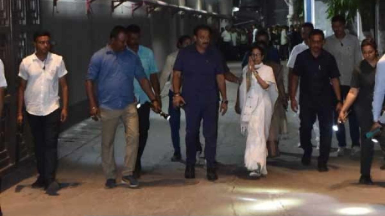 ভবানীপুরের ‘মিনি ইন্ডিয়া’য় দিদির ম্যাজিক! কোন ভুল স্বীকার করে ক্ষমা চাইলেন মমতা?