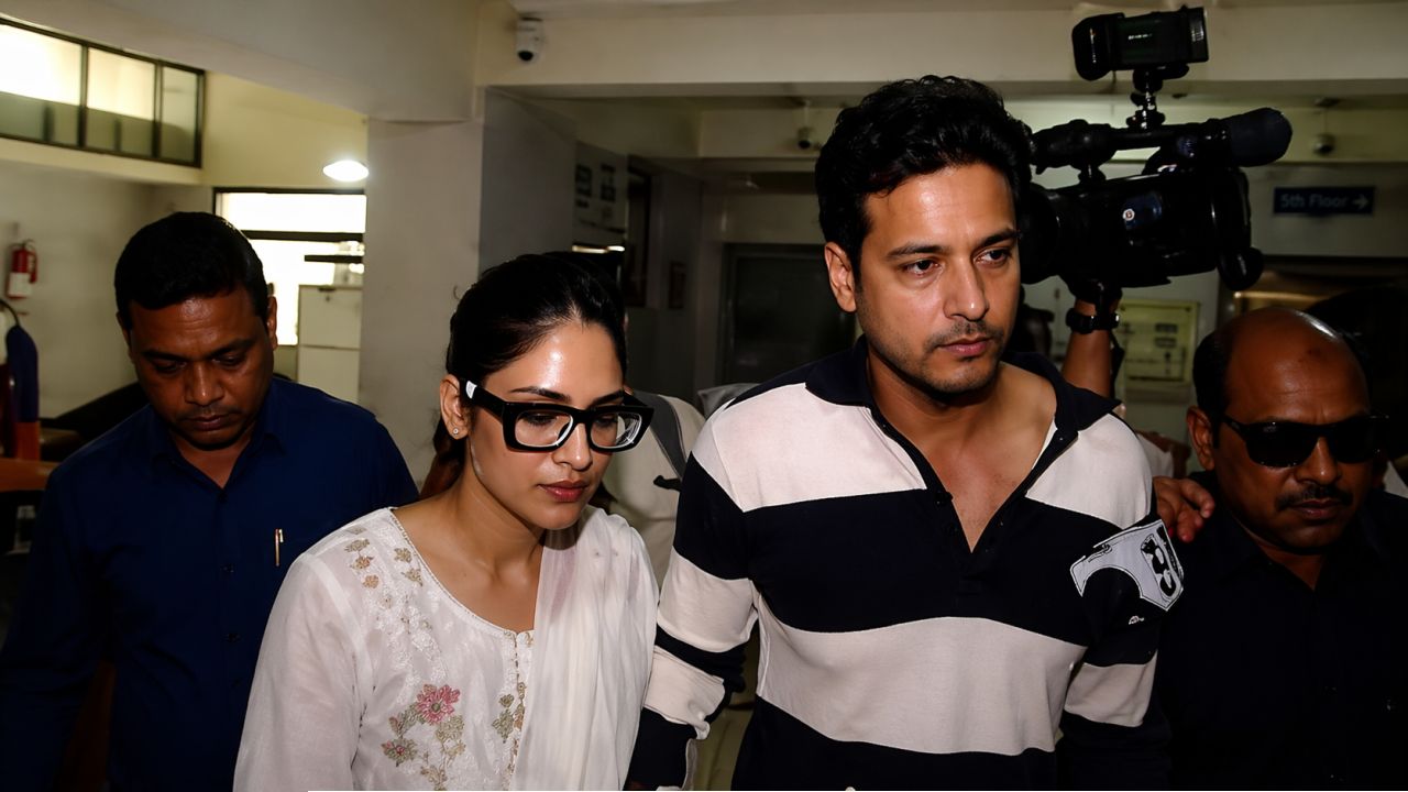 ৮ ঘণ্টার ম্যারাথন জেরা! যশের হাত ধরে ইডি দফতর থেকে বেরিয়েই বিস্ফোরক নুসরত!