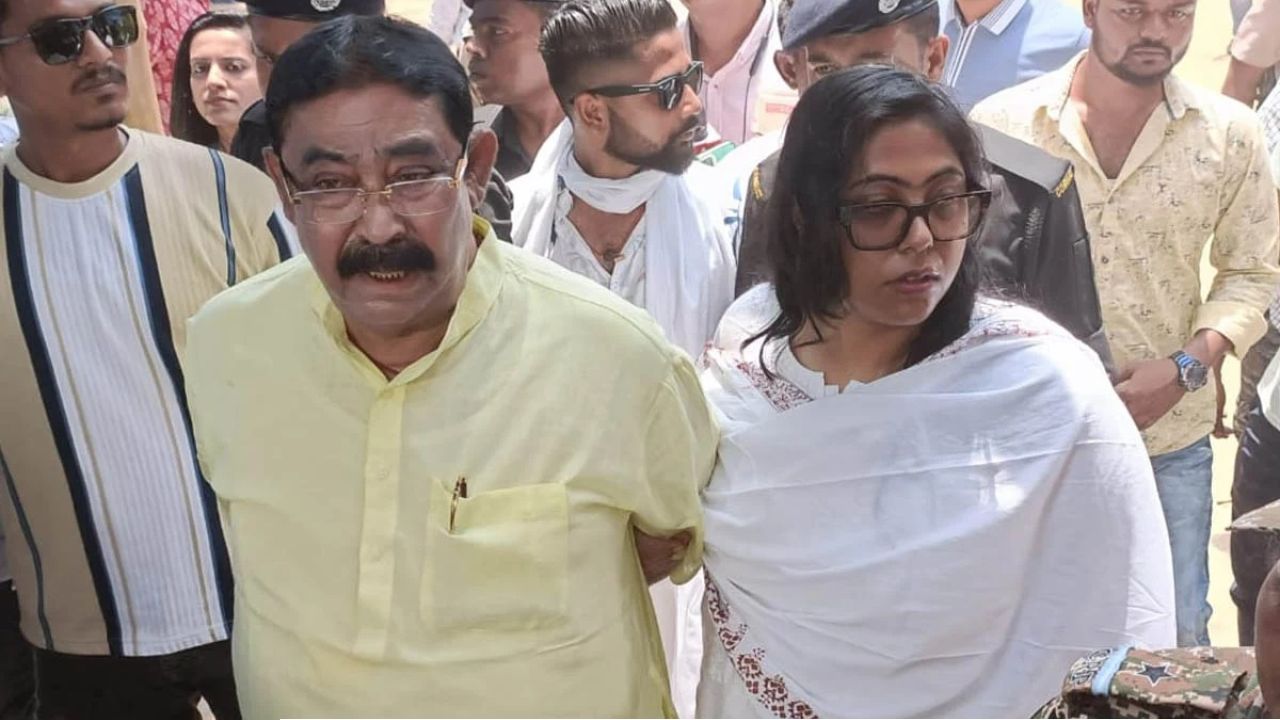 বীরভূমে উধাও ‘গুড়-বাতাসা’, ভোট দিয়ে তৃণমূলের ‘ম্যাজিক ফিগার’ জানিয়ে দিলেন শান্ত অনুব্রত!