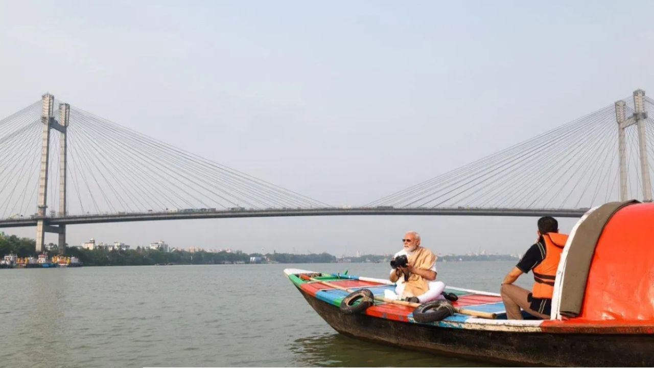 সাতসকালে গঙ্গাবক্ষে মোদী: হাতে ক্যামেরা, আড্ডা আর জনসংযোগে মাতলেন প্রধানমন্ত্রী