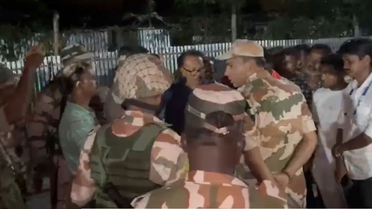 মাঝরাতে ইভিএম বদলের আতঙ্ক হলদিবাড়িতে! সেক্টর অফিসারের গাড়ি ঘিরে বিজেপির বিক্ষোভ