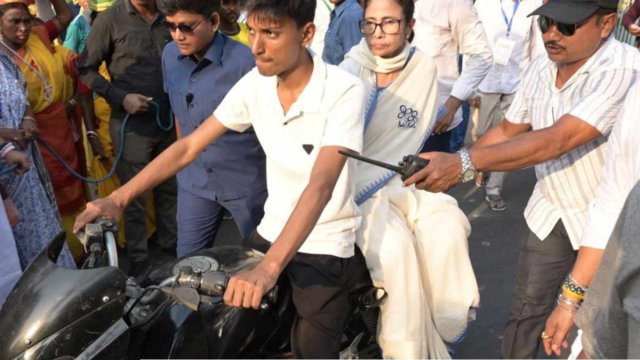 বিরাটির রাস্তায় সেই চেনা মেজাজে ‘দিদি’, তৃণমূল কর্মীর বাইকে চড়েই মাতালেন প্রচার!