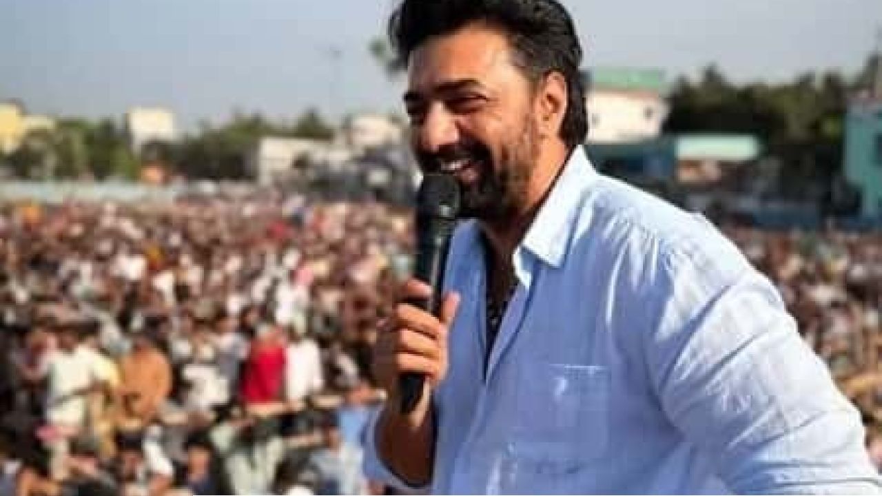ব্যারিকেড ভেঙে দেবের কাছে ভক্ত! গোলাপ হাতে কান্নায় ভেঙে পড়লেন তরুণী, মন জিতলেন সুপারস্টার