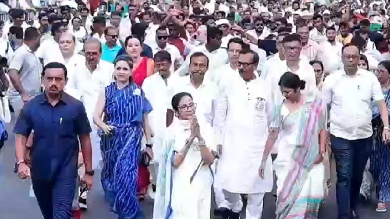 শেষ লগ্নে মমতার মিছিলে &lsquo;জনজোয়ার&rsquo;! ৫ কেন্দ্র ছুঁয়ে মহাপ্রচার তৃণমূল সুপ্রিমোর