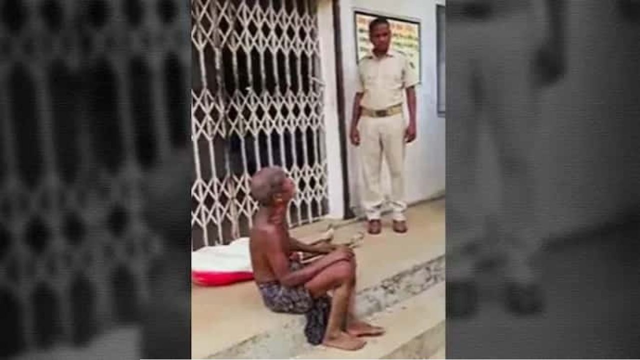 &lsquo;দিদি মরেছে প্রমাণ কর...&rsquo;, টাকা তুলতে কবর খুঁড়ে কঙ্কাল নিয়ে ব্যাঙ্কে হাজির ভাই!